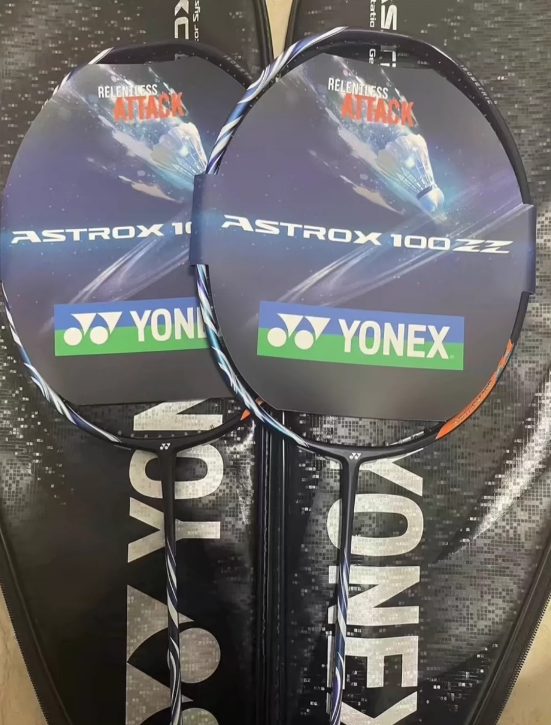 个人转让全新尤尼克斯超轻羽毛球拍 我们行运动会发的羽毛球拍，球拍是统一在体育用品店598一副购买的，球拍是4u，全碳素， 拉好线重量在83克左右，碳素拍，手胶已